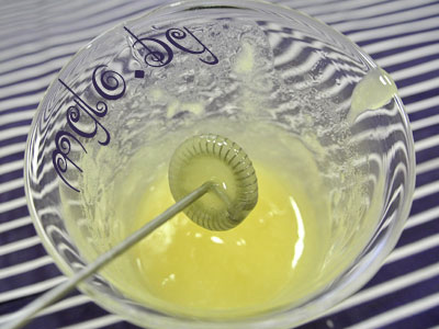 Добавляем в гель масла и перемешиваем миксером Добавляем в гель масла и перемешиваем миксером